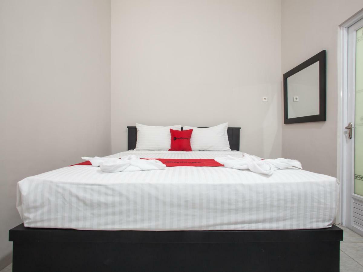 Reddoorz Plus Near Banyuwangi Airport Экстерьер фото
